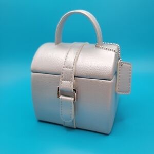 TRAVEL jewelry box or case. Silver faux leather. Mirror on the lid.🪞